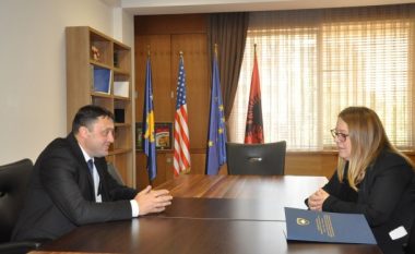 ​Ministrja Bajrami i dorëzoi detyrën ministrit të ri Ramë Likaj