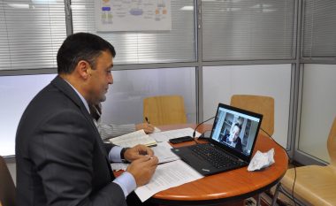 Likaj zhvilloi takim virtual me Apostalovën, BE mbetet e përkushtuar që ta mbështesë Kosovën në fushën e arsimit