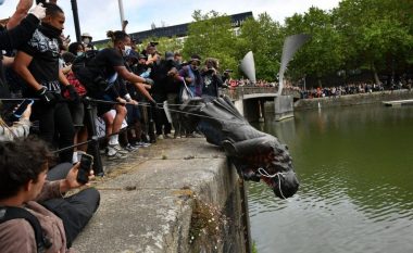Statuja e tij u rrëzua dhe u hodh në lumë: Kush ishte Edward Colston dhe pse u bë “shënjestër” e protestuesve anti-racizëm?