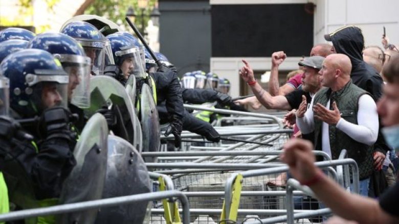 Protestat në Londër, demonstruesit përleshen me policinë