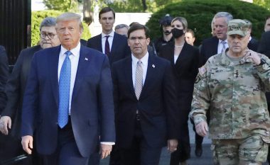 Gjenerali i lartë amerikan kërkon falje për paraqitjen në fotografi me presidentin Trump