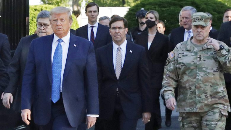 Gjenerali i lartë amerikan kërkon falje për paraqitjen në fotografi me presidentin Trump