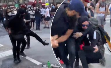 Protestuesit në Uashingtonit kapin një burrë që po e thyente trotuarin me çekiç dhe e dorëzojnë atë te policia