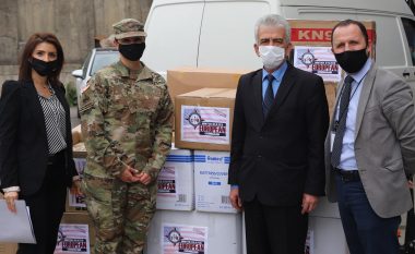 Ambasada amerikane ndihmon personelin shëndetësor me pajisje mbrojtëse kundër COVID-19
