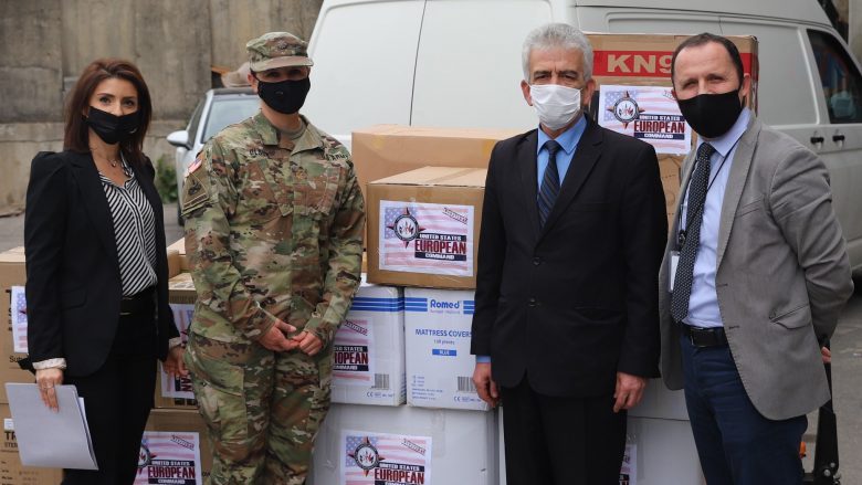 Ambasada amerikane ndihmon personelin shëndetësor me pajisje mbrojtëse kundër COVID-19