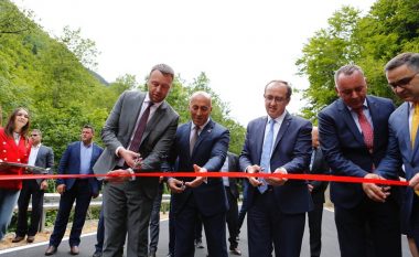 Kryeministri Hoti në përurimin e rrugës Deçan – Plavë, kjo nuk i pëlqen Listës Serbe