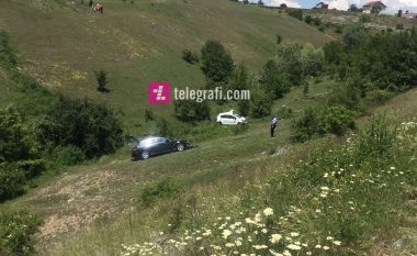 Tre të lënduar nga aksidenti në rrugën Prishtinë-Gjilan, veturat përfundojnë në greminë