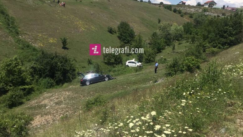 Tre të lënduar nga aksidenti në rrugën Prishtinë-Gjilan, veturat përfundojnë në greminë