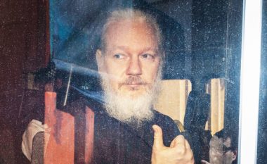 “Assange duhet të marrë pjesë në seancën për ekstradim në SHBA”