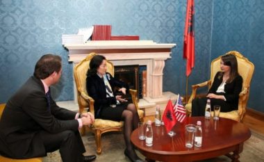 Ambasadorja amerikane zbardh detaje nga takimi me Rudina Hajdarin