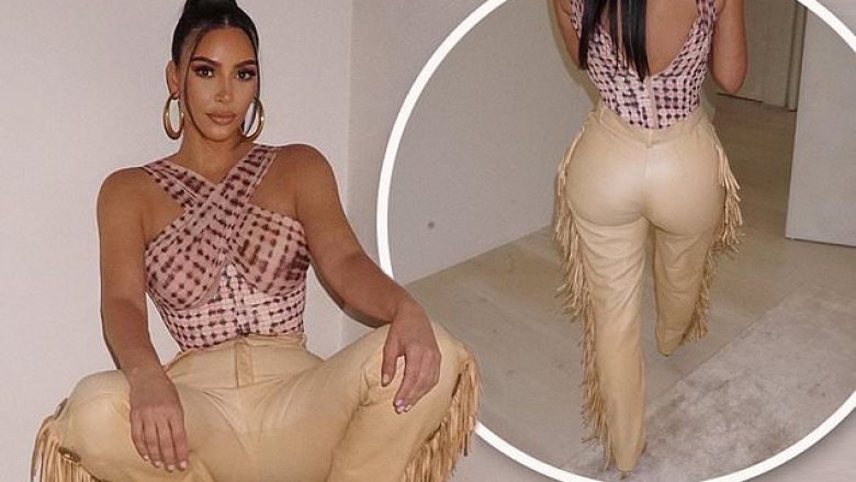 Kim Kardashian merr sërish vëmendjen, shfaqet provokuese në stilin “cowgirl”
