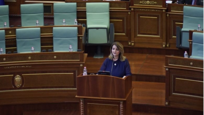 Deputetja Mulhaxha-Kollçaku përplaset me ministrin Zemaj për masat kundër COVID-19