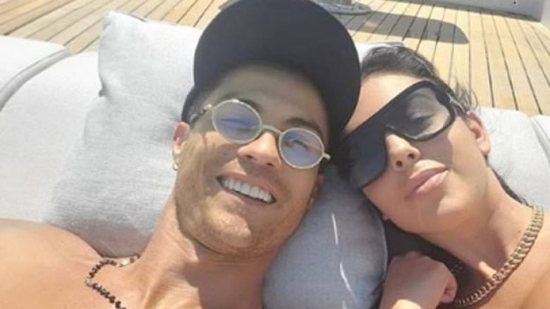 Georgina i bën dedikim romantik Ronaldos gjatë pushimeve: E vetmja gjë që më pëlqen më shumë se ti ‘është’ ne