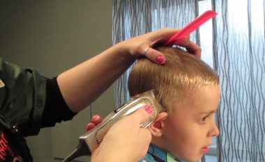Si t’ia shkurtoni flokët djalit në kushte shtëpie: Frizurë moderne për një kohë shumë të shkurtër!