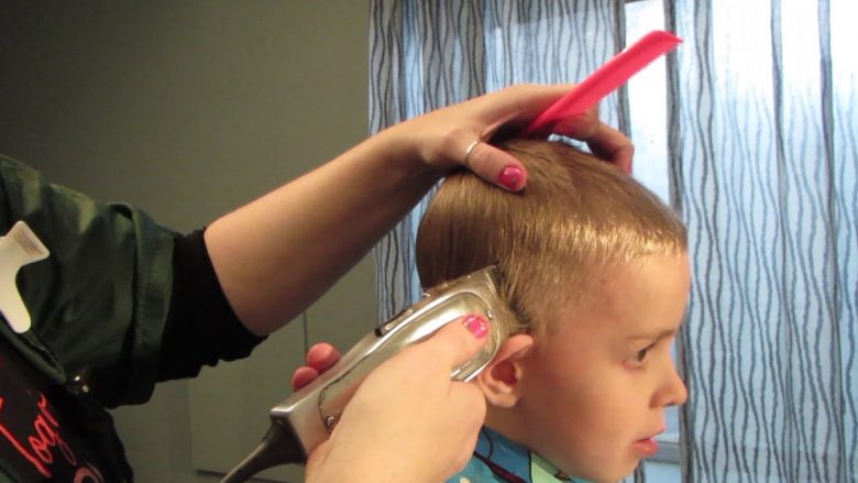 Si t’ia shkurtoni flokët djalit në kushte shtëpie: Frizurë moderne për një kohë shumë të shkurtër!