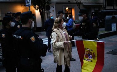 Spanjë, maskat të detyrueshme deri në fund të pandemisë