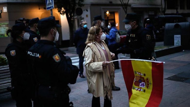 Spanjë, maskat të detyrueshme deri në fund të pandemisë