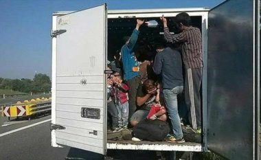 Zbulohen 55 emigrantë në një automjet në Strumicë, shoferi në arrati