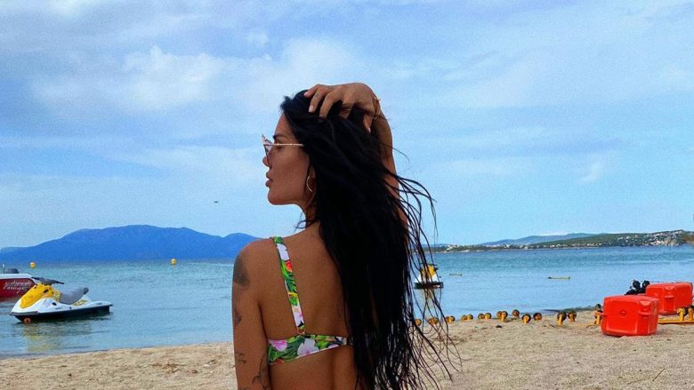 Morena Taraku nis pushimet, shfaq të pasmet atraktive në plazh