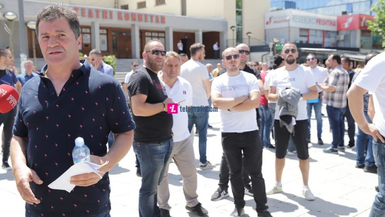 Pronarët e restoranteve protestojnë para qeverisë, kërkojnë që të lejohet organizimi i dasmave