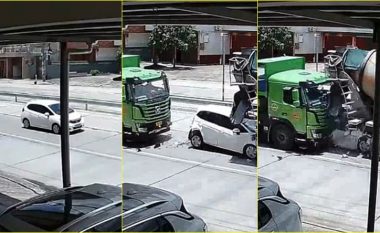 Një kamion përpara, një tjetër vjen me shpejtësi nga mbrapa – momenti kur vetura e vogël “shtypet si sanduiç”