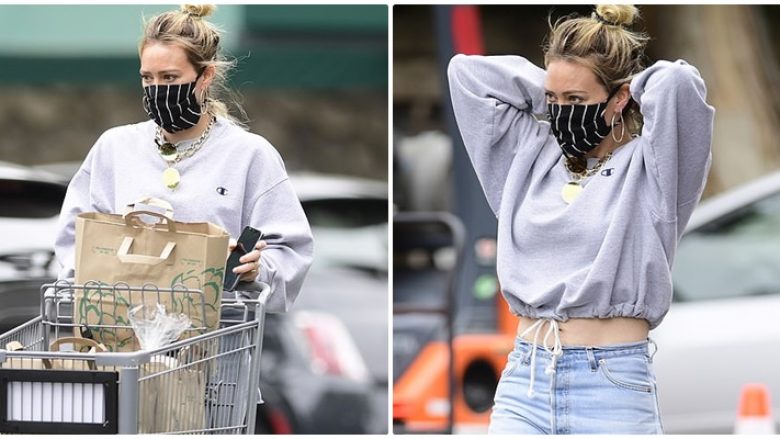 Hilary Duff fotografohet me maskë duke bërë blerje në një market në Los Angeles