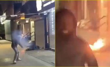 Një burrë ndez fishekzjarrin, e hedh në drejtim të një të pastrehu që po flinte në një rrugë në New York