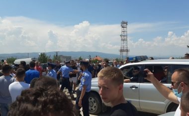 Provokojë serbët në Gazimestan, dy prej tyre shoqërohen në polici