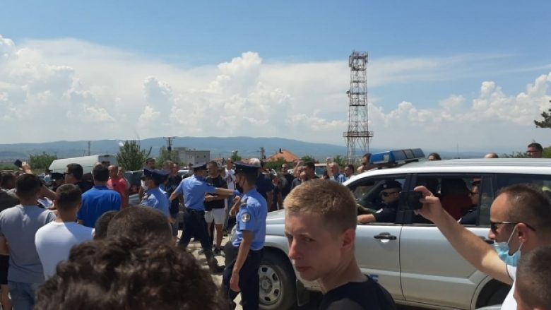 Provokojë serbët në Gazimestan, dy prej tyre shoqërohen në polici