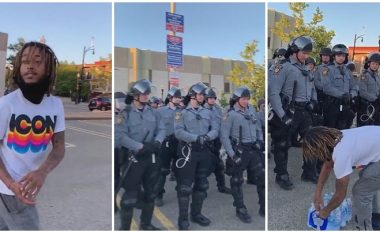 Protestuesi i afrohet kordonit të policisë amerikane për t’ua dhënë një pako me shishe me ujë: E dini se jeni të etur