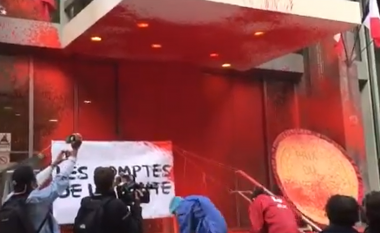 Protestuesit në Francë spërkatën me bojë të kuqe objektin e Ministrisë së Shëndetësisë, pas kushteve të mjerueshme