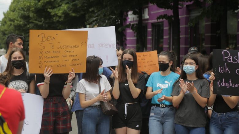 Maturantët në Shqipëri protestojnë sërish në disa qytete