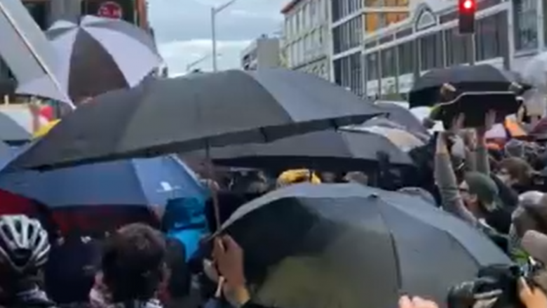 Protestuesit në Seattle i mbanin çadrat me vete, për t’u mbrojtur nga gazi lotësjellës