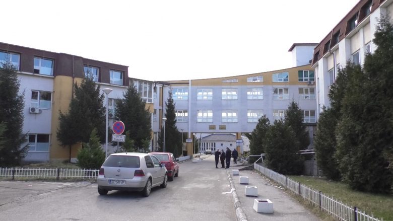 Babë e bir e rrahin një person në Gjakovë, viktima përfundon në spital