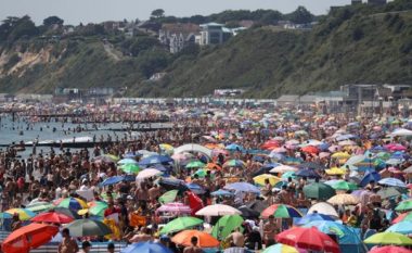 Britanikët nuk u rezistojnë temperaturave të larta, mbushin plazhet – autoritetet shpallin “situatën emergjente”