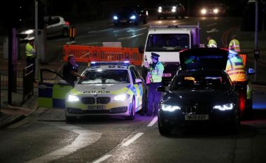 Tre persona të vdekur, një person me thikë sulmon turmën në Angli
