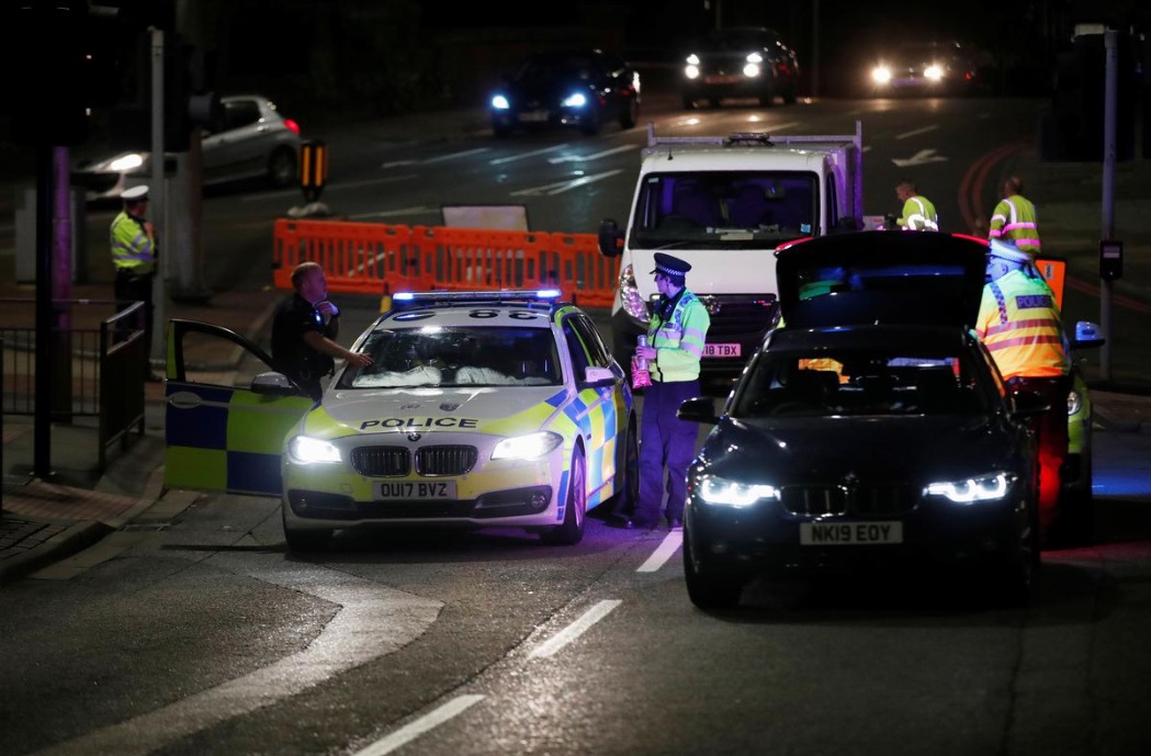 Tre persona të vdekur, një person me thikë sulmon turmën në Angli