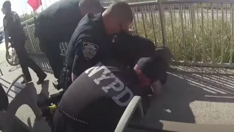 Polici në New York u suspendua nga puna pasi u kap në një video duke ngufatur një njeri me ngjyrë