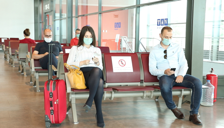 Rregulla të reja në aeroporte: Do të ketë matje të temperaturës, udhëtarët duhet të arrijnë tre orë para fluturimit