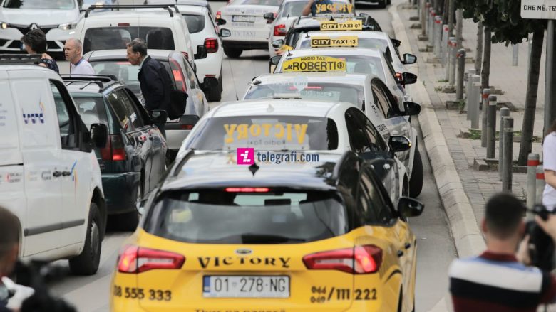 ​Radio-taksitë protestojnë për ditën e dytë me radhë, kërkojnë kushte më të mira të punës