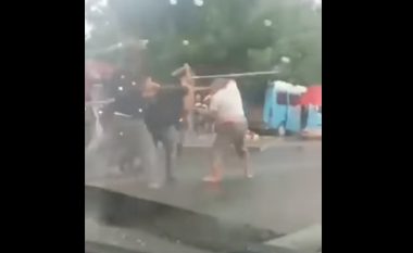 Tregtarët në Koçan në përleshje të ashpër fizike për shkak të parkingut