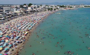 Pandemia COVID-19 gjunjëzoi turizmin në Shqipëri