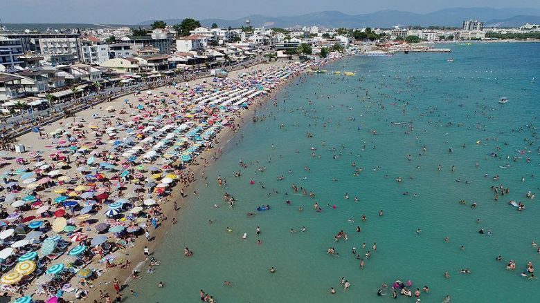 Pandemia COVID-19 gjunjëzoi turizmin në Shqipëri