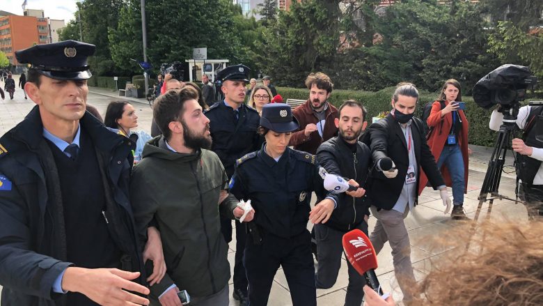 E quajti presidentin hajn, truproja i Thaçit grushton aktivistin e Vetëvendosjes