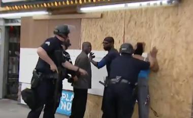 Protestat e dhunshme në SHBA, pronarët e dyqaneve marrin armët për të mbrojtur pronat e tyre