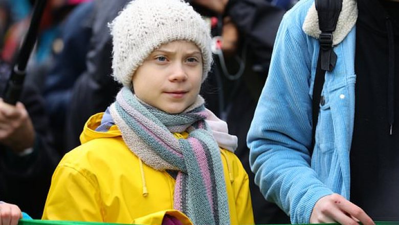 Greta Thunberg iu bënë thirrje qeverive ta trajtojnë ngrohjen globale me të njëjtën urgjencë sikurse coronavirusin