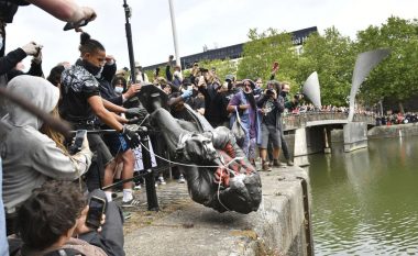 Në Londër rrëzohet statuja e tregtarit të skllevërve – përdhoset memoriali i Churchillit