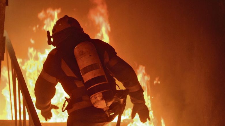 Zjarr në kampin veror, evakuohen 400 fëmijë në Greqi – për fikjen e zjarrit angazhohen 80 zjarrfikës dhe policë