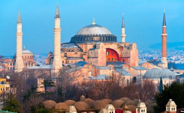 Gjykata turke i hap rrugë kthimit të Shën Sofisë në xhami