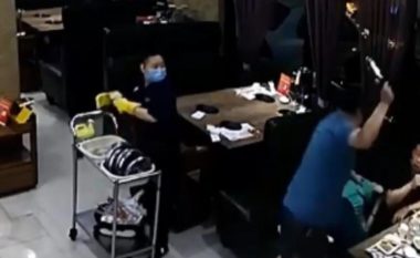 Ishte ulur në restorant me dy burra tjerë, kinezi i nervozuar me një goditje nokauton gruan e tij – kamerat e sigurisë filmojnë sulmin